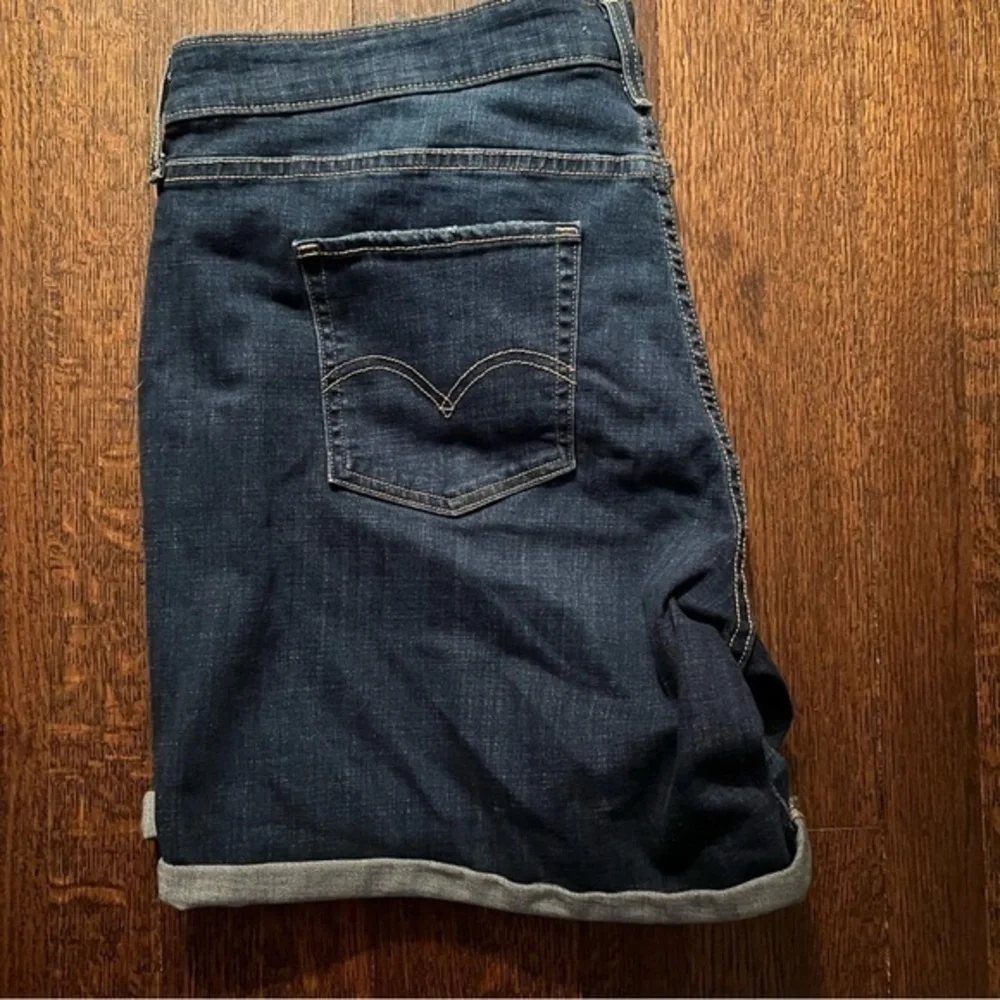 NWT Levis size 20W mid length jean shorts